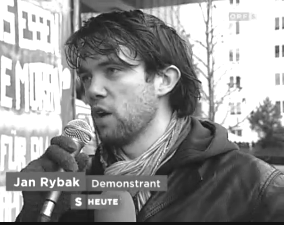 Der ORF berichtete und brachte die Rede von Jan Rybak, SLP-Aktivist und Mitorganisator der Demo. - s15_andereueberuns_Graustufen